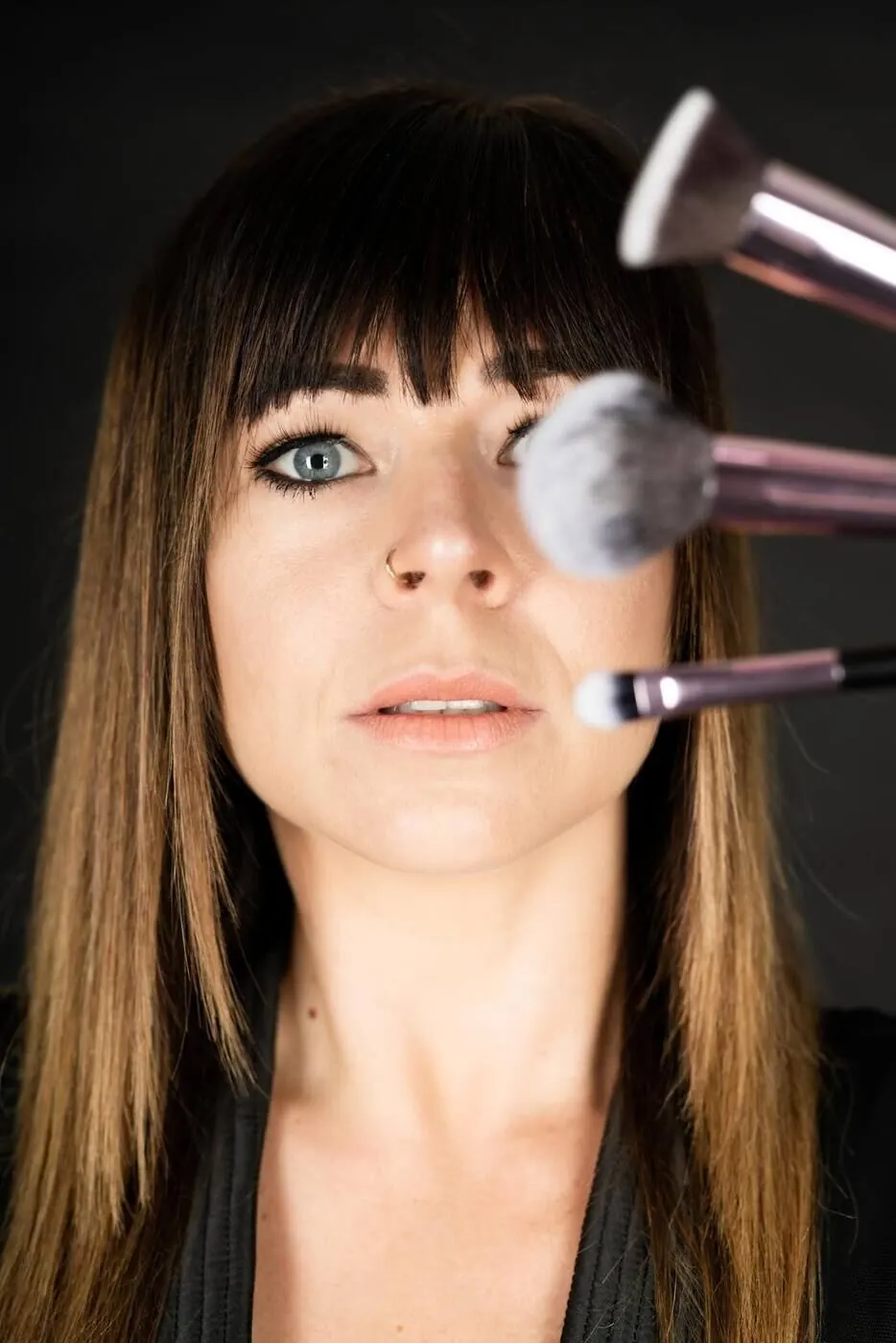 Jennifer Scherf mit Make-up-Pinseln