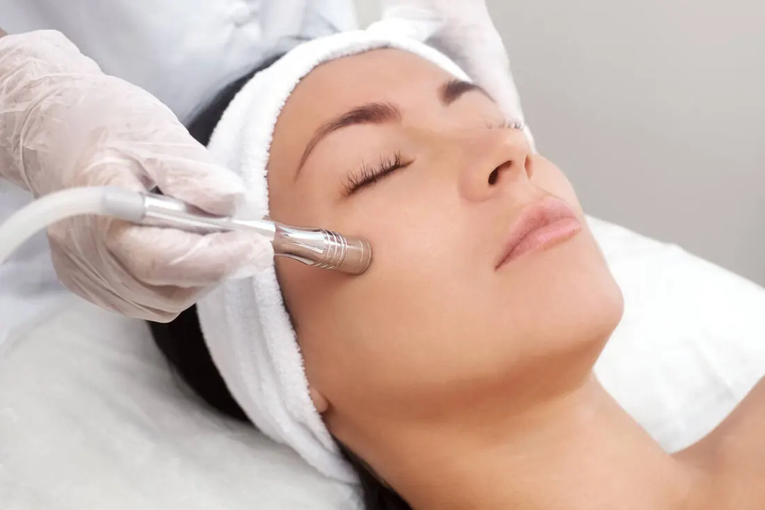 Gesichtsbehandlung mit Microdermabrasion